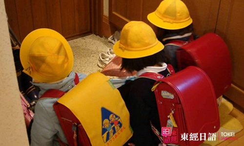 日本小學(xué)生-日本小學(xué)生帶黃色或紅色帽子